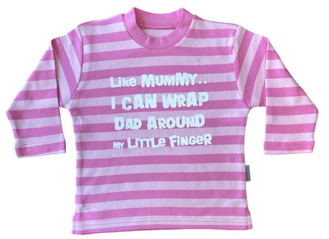 Comme maman .. je peux enrouler papa autour de mon petit t-shirt à manches longues rayé rose Finger